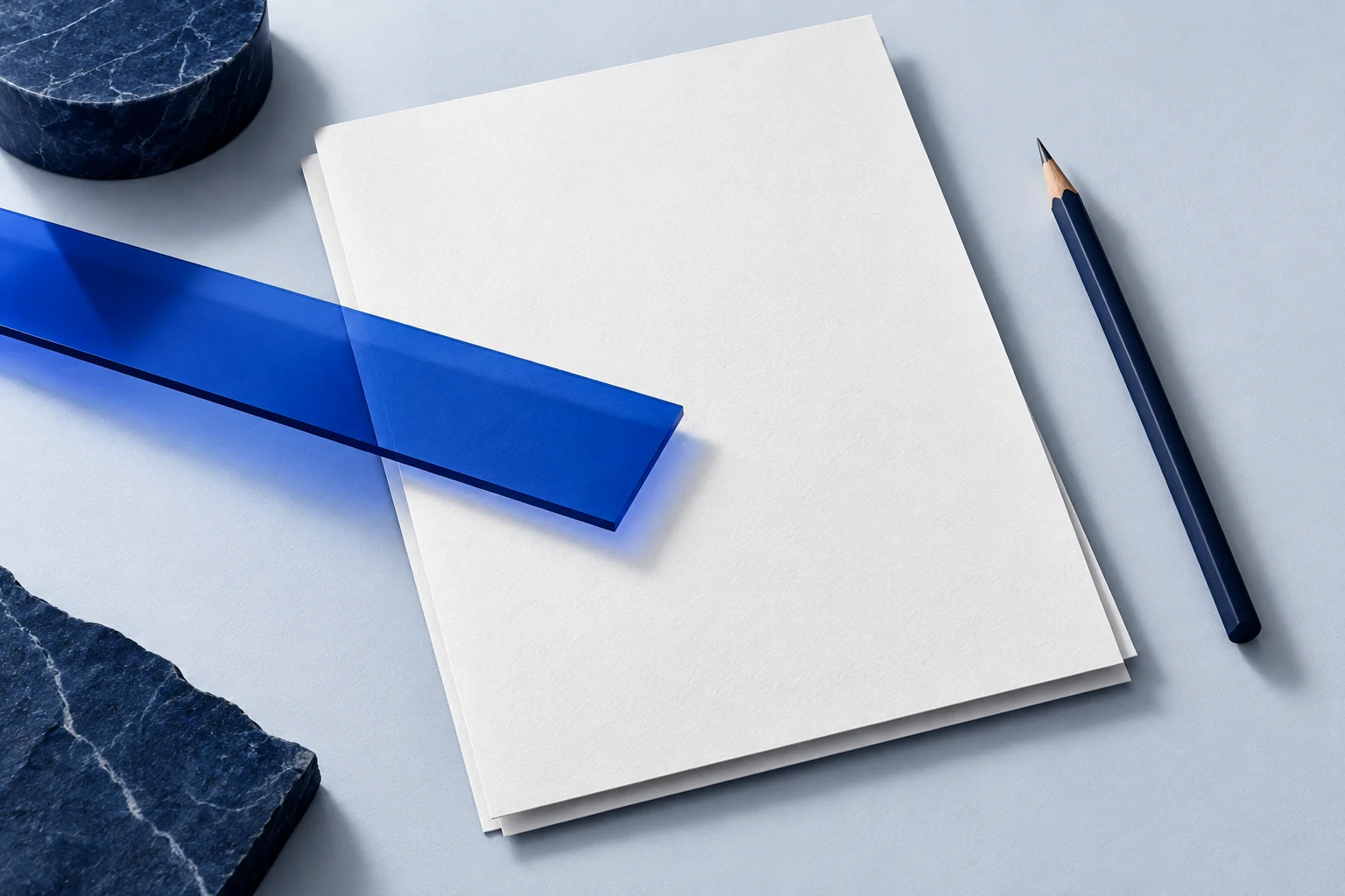 Blanko-Anschreiben mit transparentem blauem Prüfstreifen und Bleistift