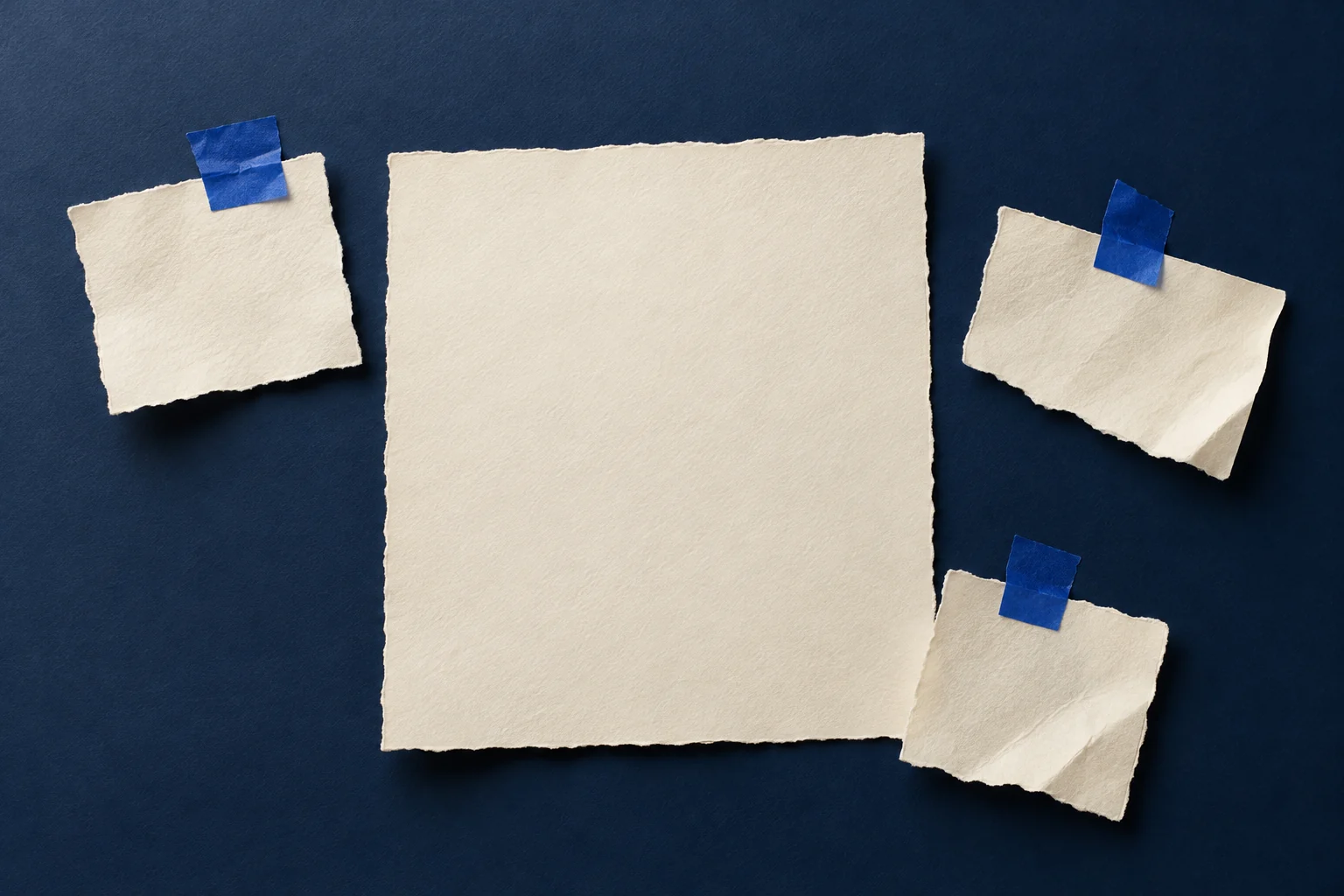 Drei kleine Papiernotizen mit blauen Markierungen umgeben ein großes Blatt.