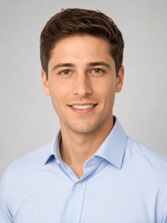 KI-Bewerbungsfoto eines jungen Mannes im hellblauen Hemd ohne Krawatte