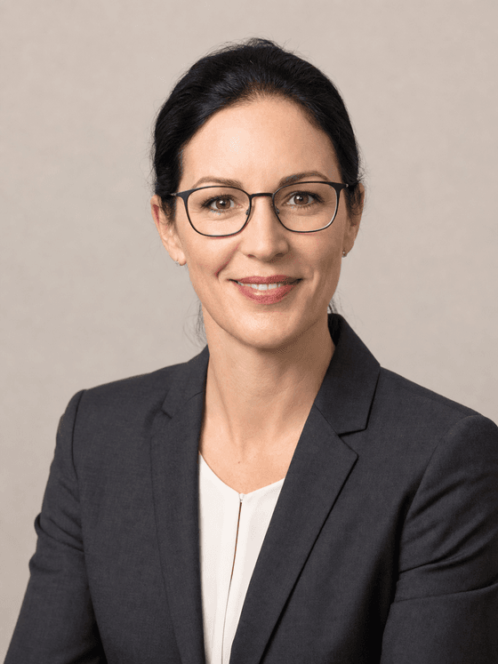 KI-Bewerbungsfoto einer Frau mit Brille im anthrazitfarbenen Blazer