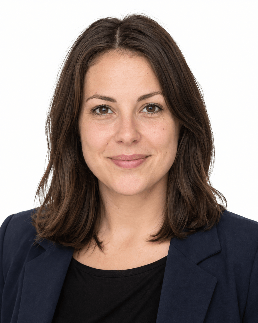 Bewerbungsfoto einer Frau im dunkelblauen Blazer vor reinweißem Hintergrund, Schulterlinie klar erkennbar