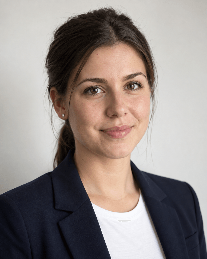 Bewerbungsfoto einer jungen Frau in dunkelblauem Blazer über weißem Shirt vor hellem Hintergrund, Register Hörsaal und Beratung