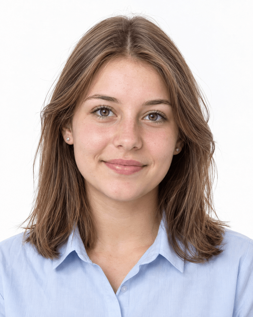 Bewerbungsfoto eines etwa sechzehnjährigen Mädchens mit offenen hellbraunen Haaren in hellblauer Bluse vor weißem Hintergrund, freundliches Lächeln