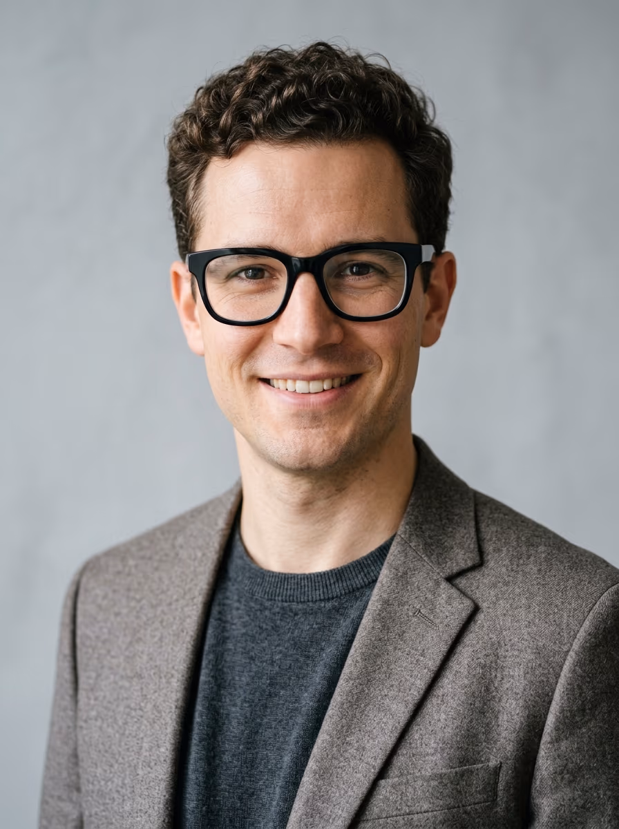 Bewerbungsfoto eines Mannes mit markanter schwarzer Acetatbrille