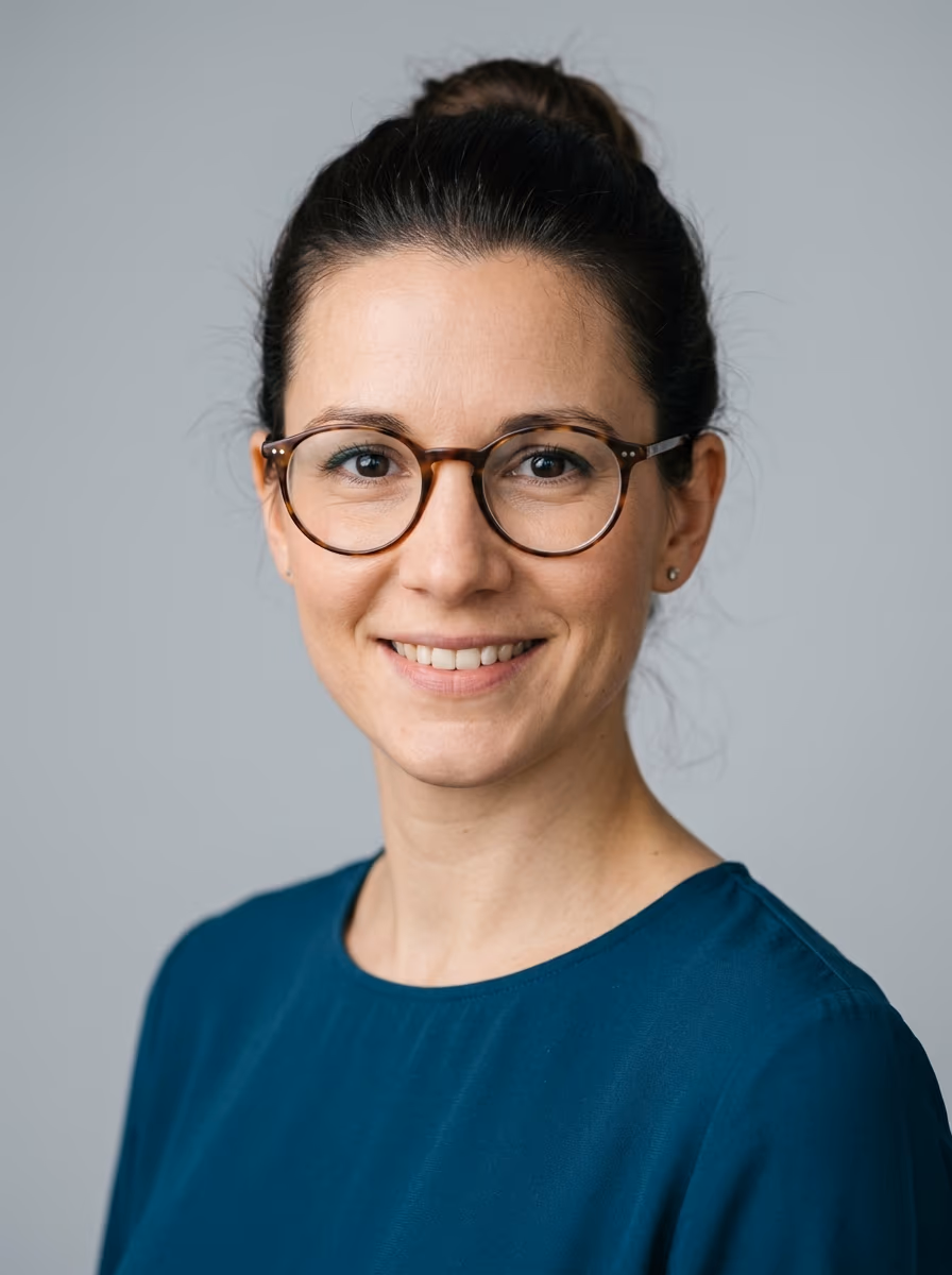 Bewerbungsfoto einer Frau mit runder dünner Hornbrille