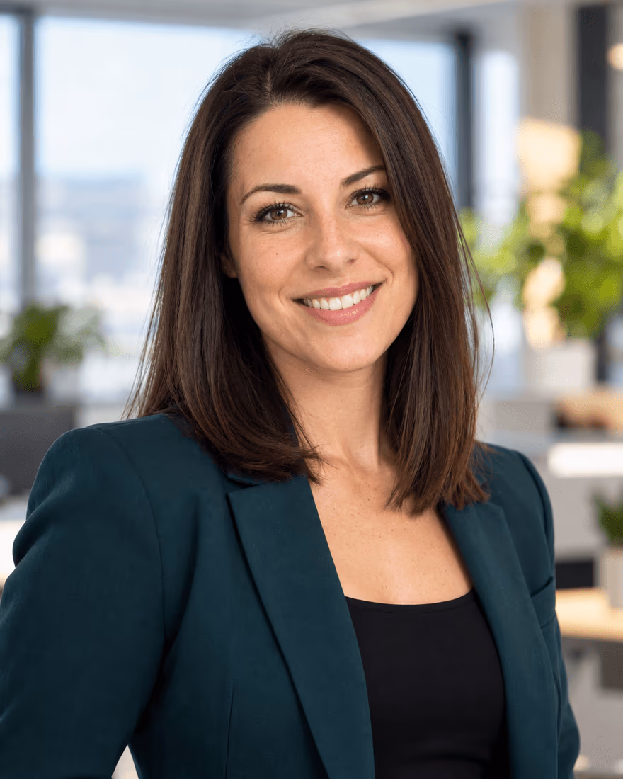 Portrait professionnel d’une femme en blazer vert, cadré pour un profil LinkedIn