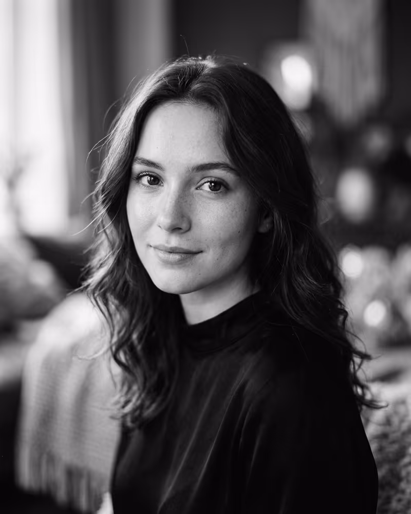 Schwarz-Weiß-Profilbild im Fashion-Sanft-Stil: weiches Glamour-Licht mit seidigen Mitteltönen