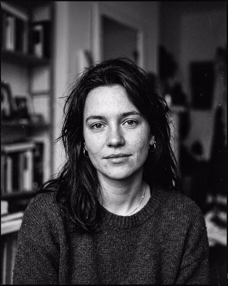 Schwarz-Weiß-Profilbild im Grain-Heavy-Stil: sichtbares analoges Filmkorn