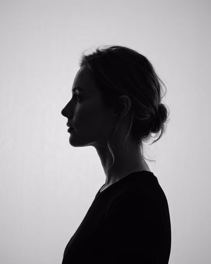 Schwarz-Weiß-Profilbild im Profil-Clean-Stil: klares Seitenprofil vor hellem Hintergrund