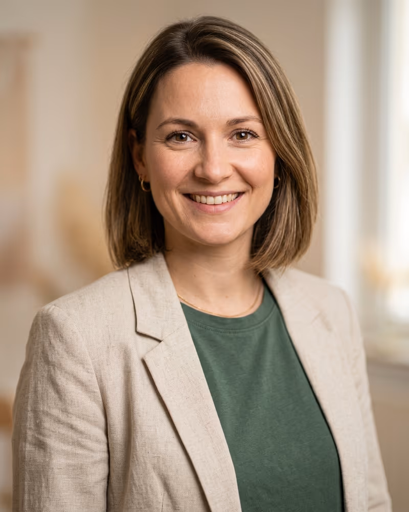 Erzieherin-Bewerbungsfoto für das Familienzentrum: beratungsoffener Smart-Casual-Look