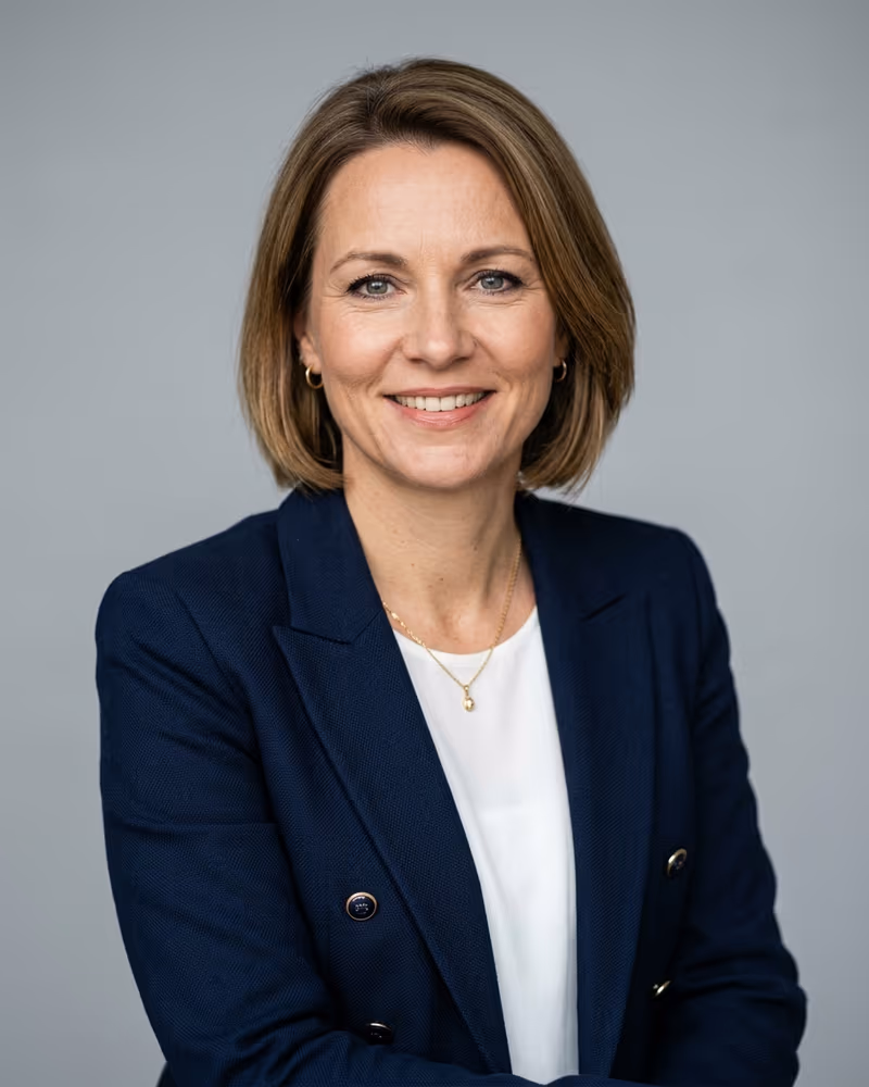 Bewerbungsfoto für die Kita-Leitung: dunkelblauer Blazer und souveränes Lächeln