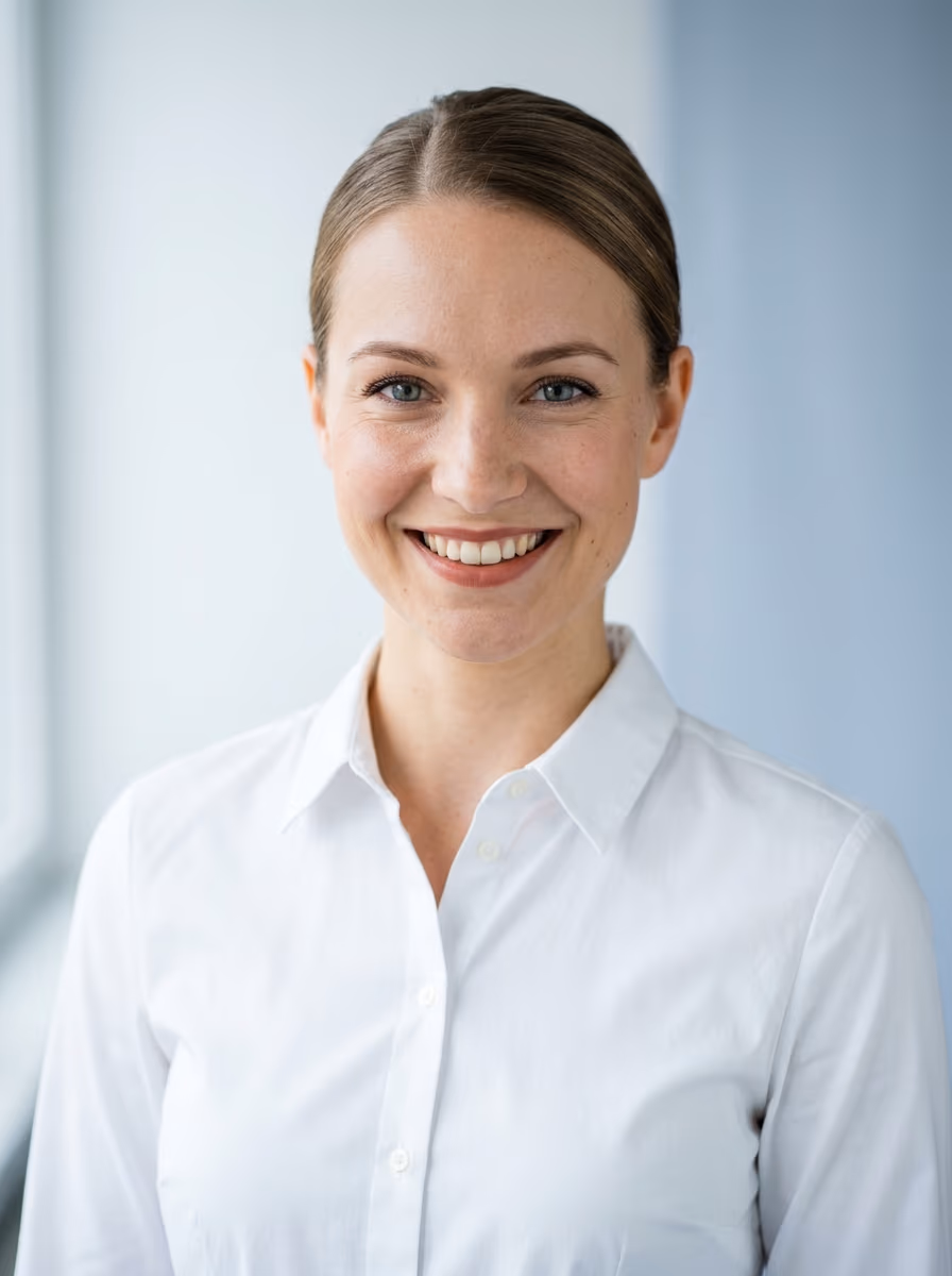 Portr&auml;t-Bewerbungsfoto einer Flugbegleiterin mit offenem, freundlichem L&auml;cheln und gepflegtem, dezentem Make-up