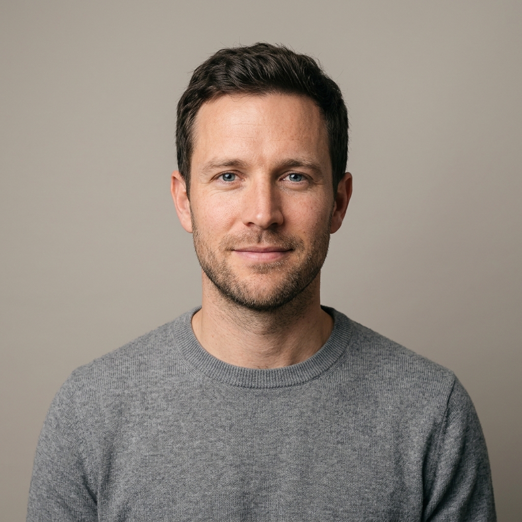Rundes Porträtfoto eines Mannes im grauen Pullover als Beispiel für ein Kontofoto über einer Rezension