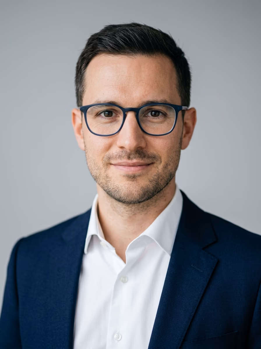 Bewerbungsfoto eines Mannes mit moderner Brille ohne Reflexion auf den Gläsern