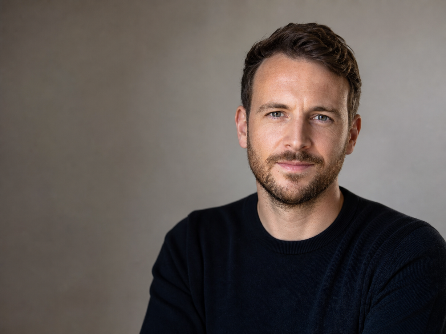 Professionelles KI-Bewerbungsfoto eines Mannes im dunklen Pullover als Beispiel der MeinProfilbild-Alternative