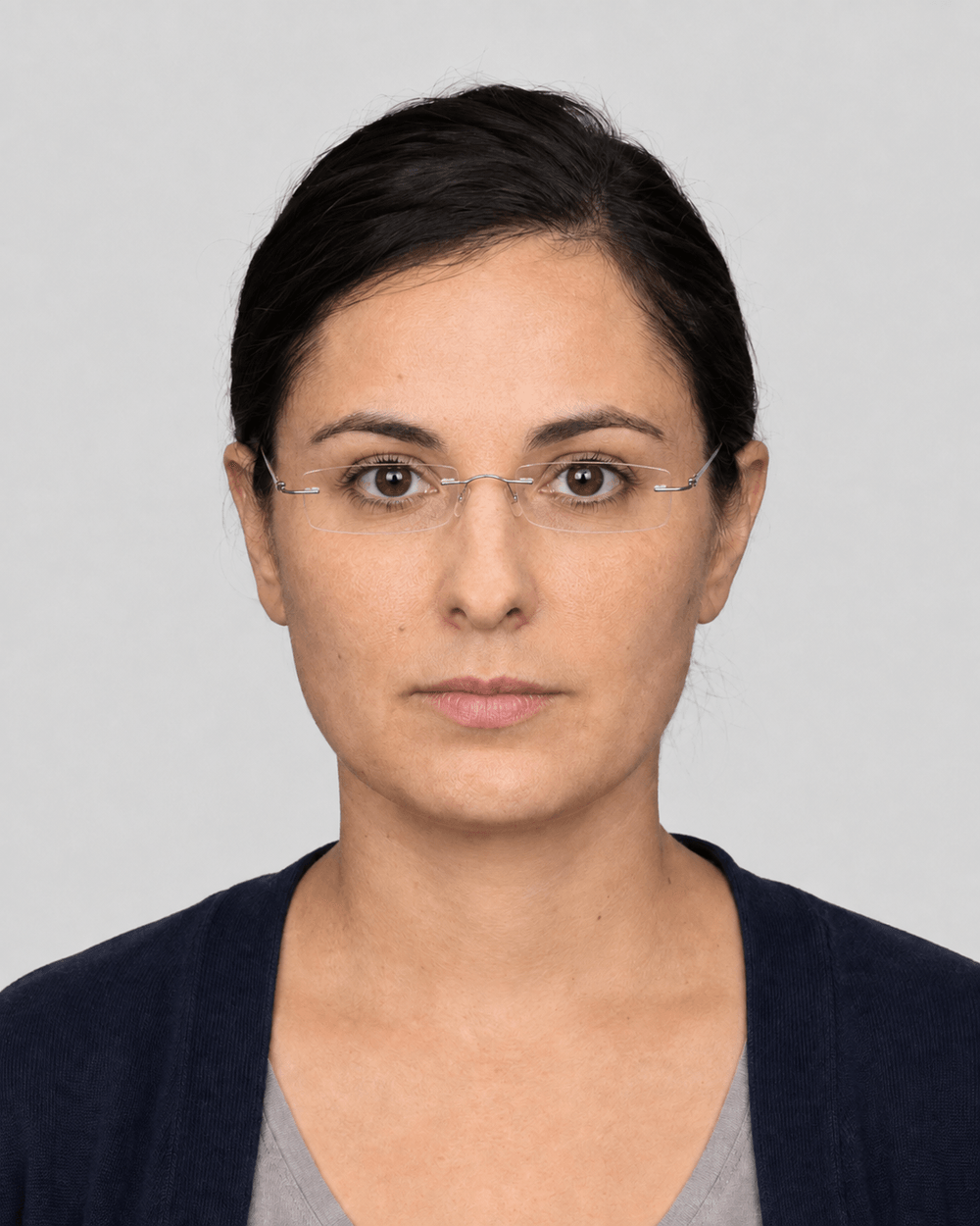 Frau Mitte dreißig mit dünner randloser Brille vor einem gleichmäßig hellgrauen
          Hintergrund, die Gläser sind vollständig reflexionsfrei
