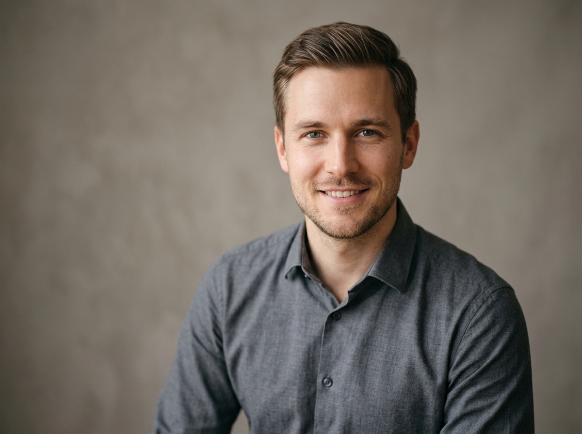 Professionelles KI-Bewerbungsfoto eines Mannes im Hemd als Beispiel der Profile-Bakery-Alternative