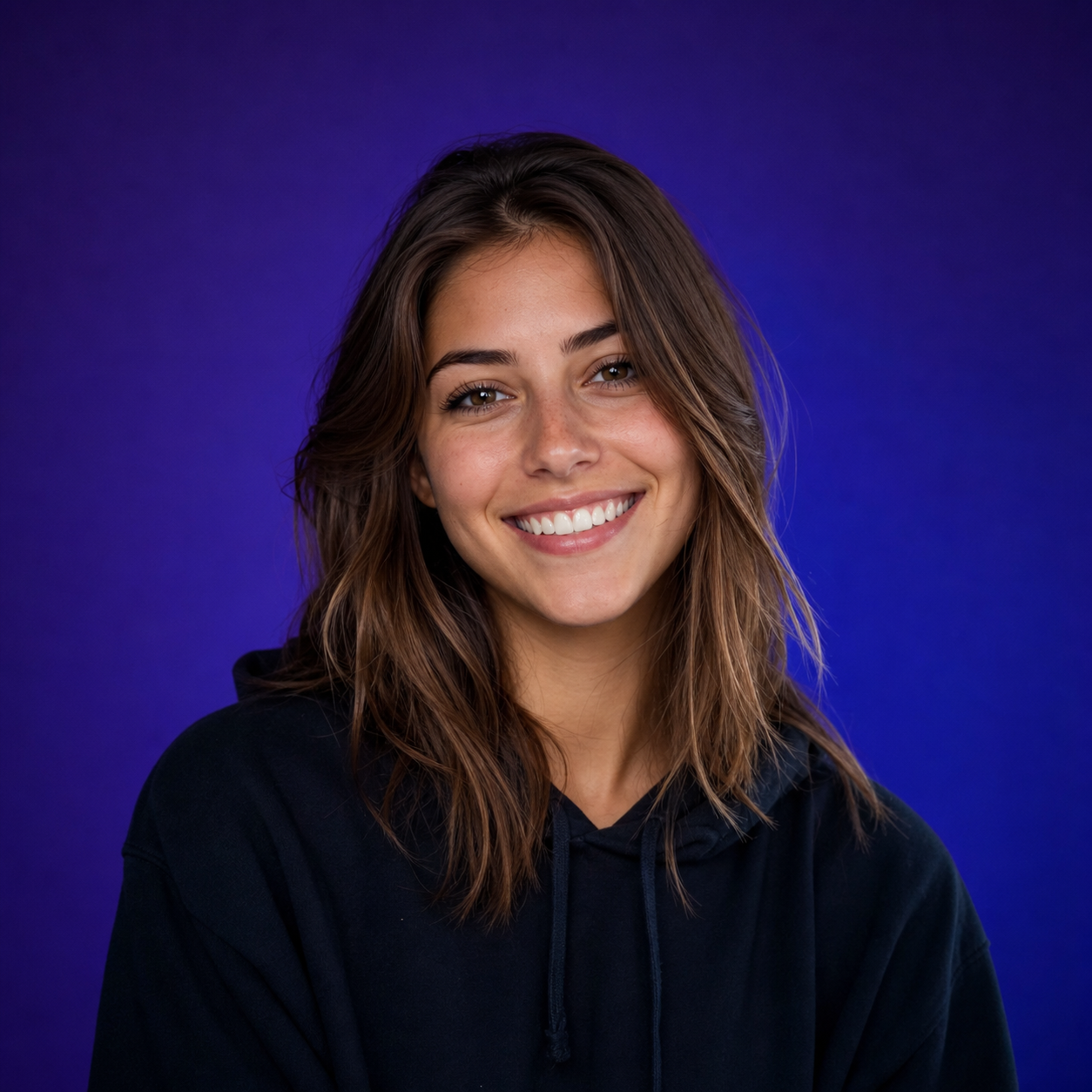 Junge Frau mit selbstbewusstem Lächeln vor violettem Studiohintergrund als quadratisches Steam-Profilbild