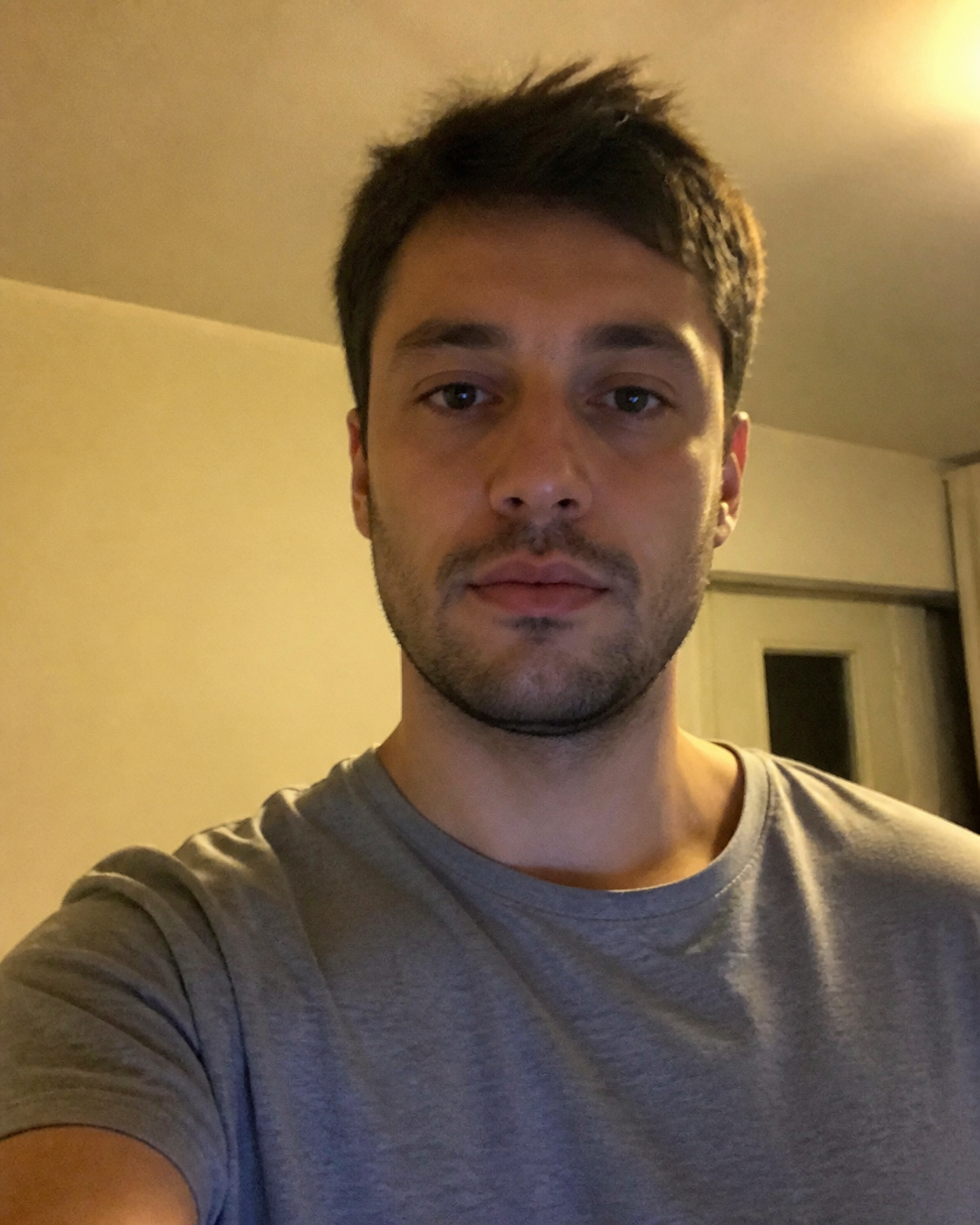 Ein Selfie in schlechtem Licht, als winziges rundes Profilbild-Icon kaum zu beurteilen