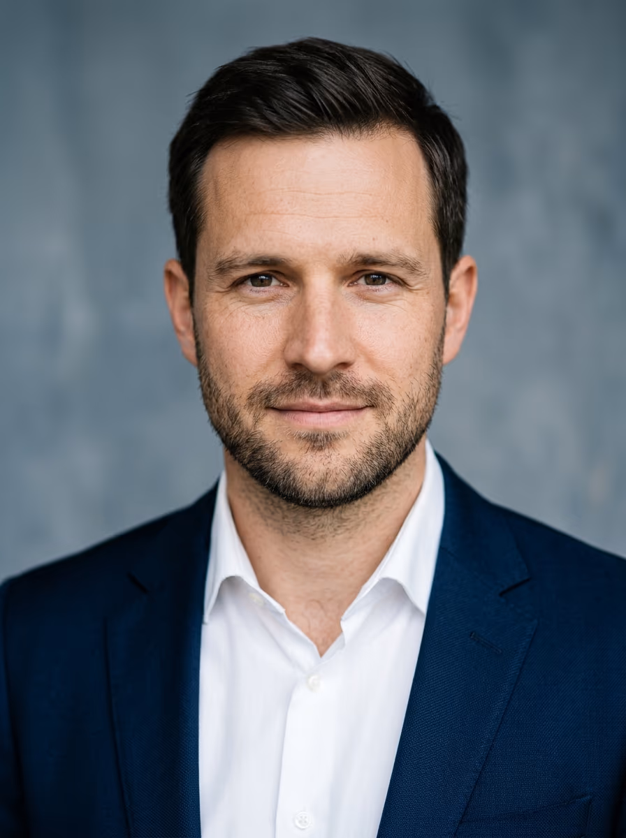 Ideales Justiz-Bewerbungsfoto mit ruhigem, festem und zugleich nahbarem Ausdruck und feinem dunklem Hemd
