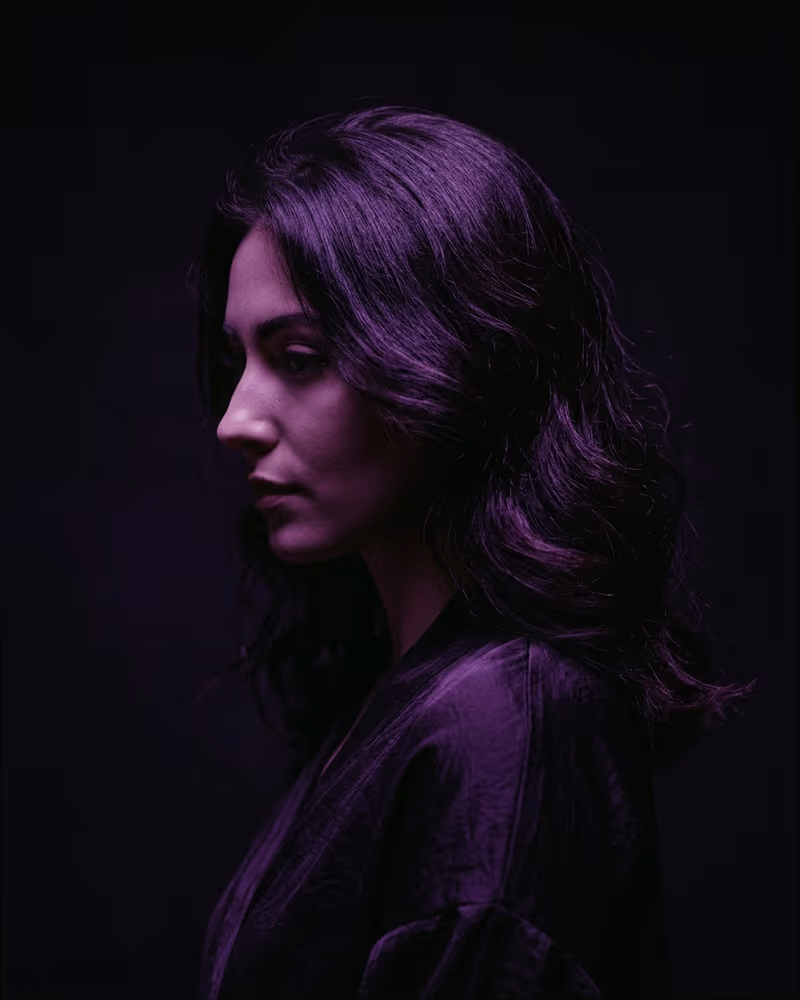 Lila Profilbild im Aubergine-Noir-Stil: tiefes Pflaumenlila vor fast schwarzem Hintergrund