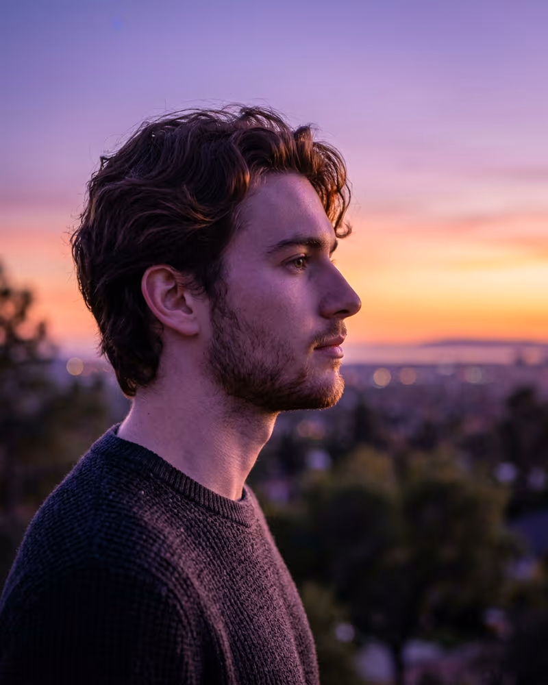 Lila Profilbild im Sunset-Stil: lila-oranger Abendhimmel hinter dem Porträt