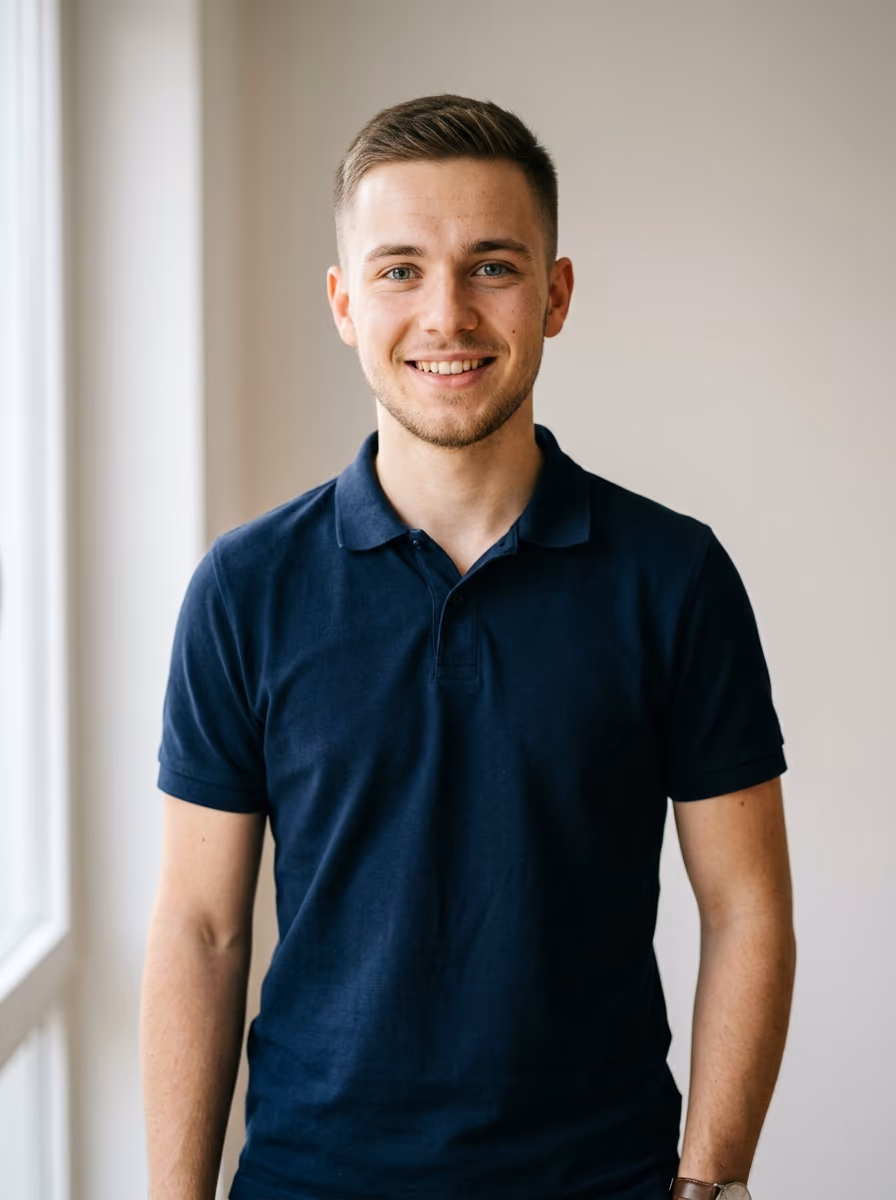 Bewerbungsfoto eines jungen Bewerbers f&uuml;r die Notfallsanit&auml;ter-Ausbildung mit wachem, motiviertem Blick und freundlichem Ausdruck