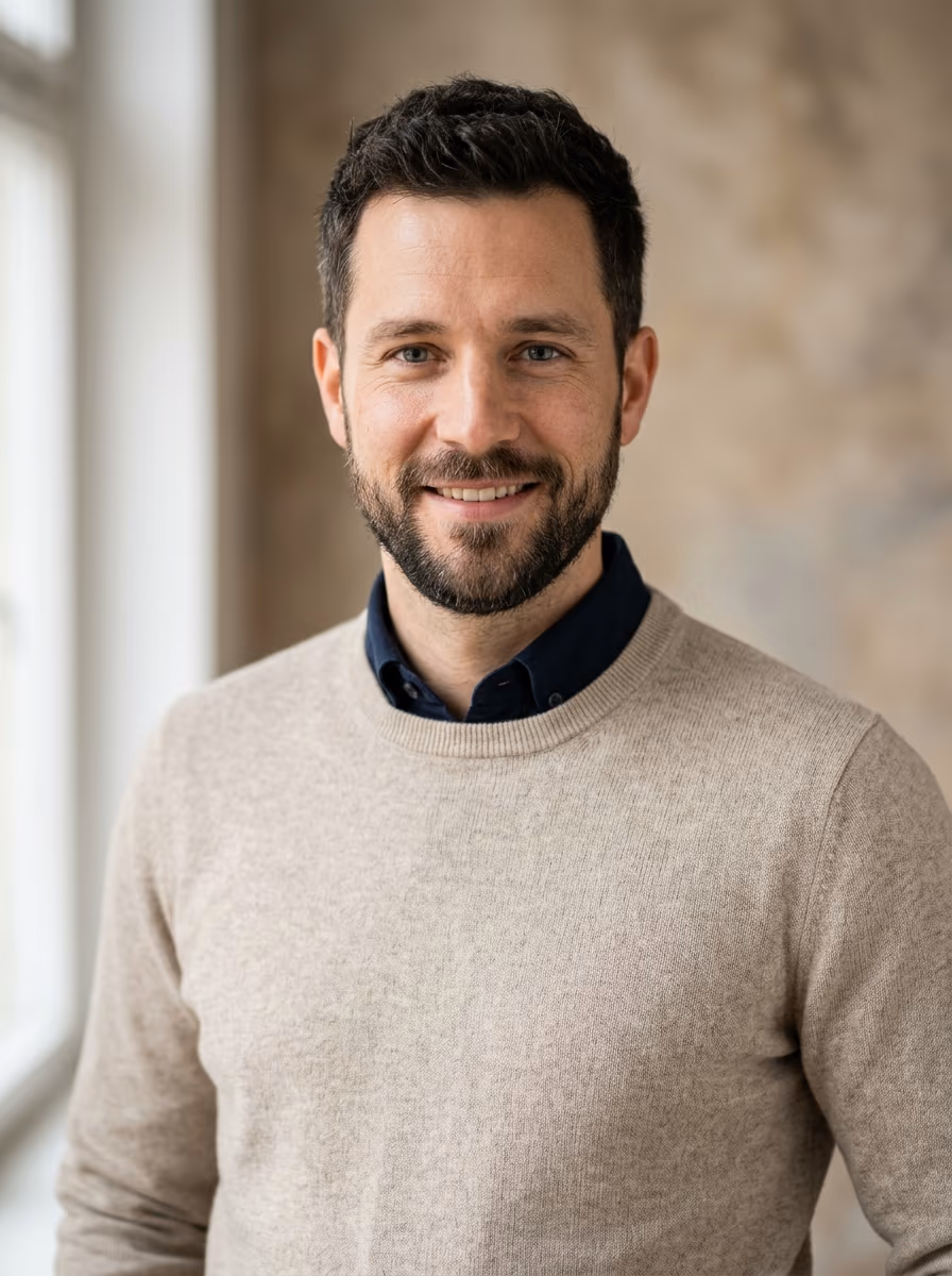Ideales Bewerbungsfoto Soziale Arbeit: nahbar und verlässlich in weichem Strickpullover mit warmem, offenem Blick