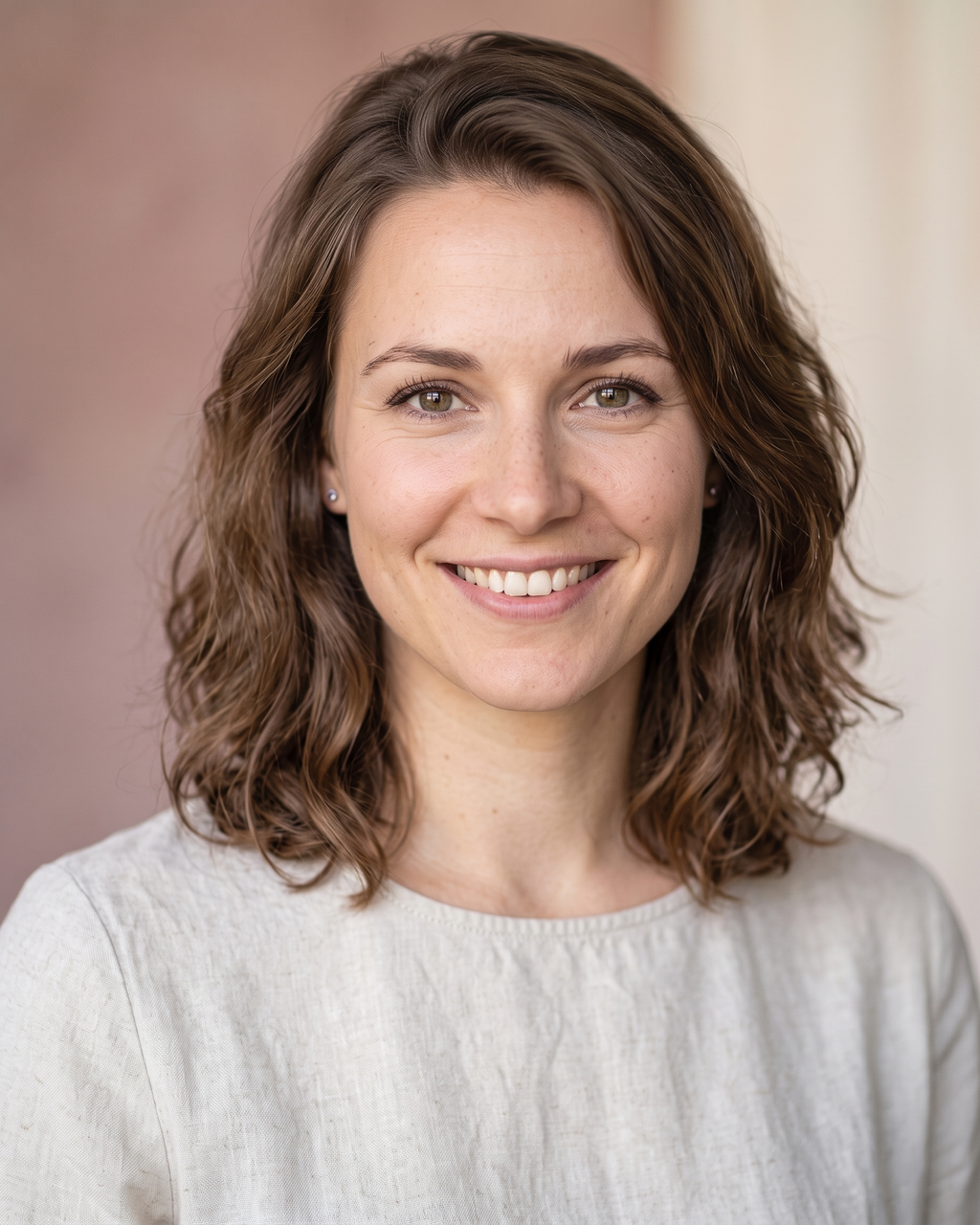 Weicher Aesthetic-Look einer Frau in Pastelltönen