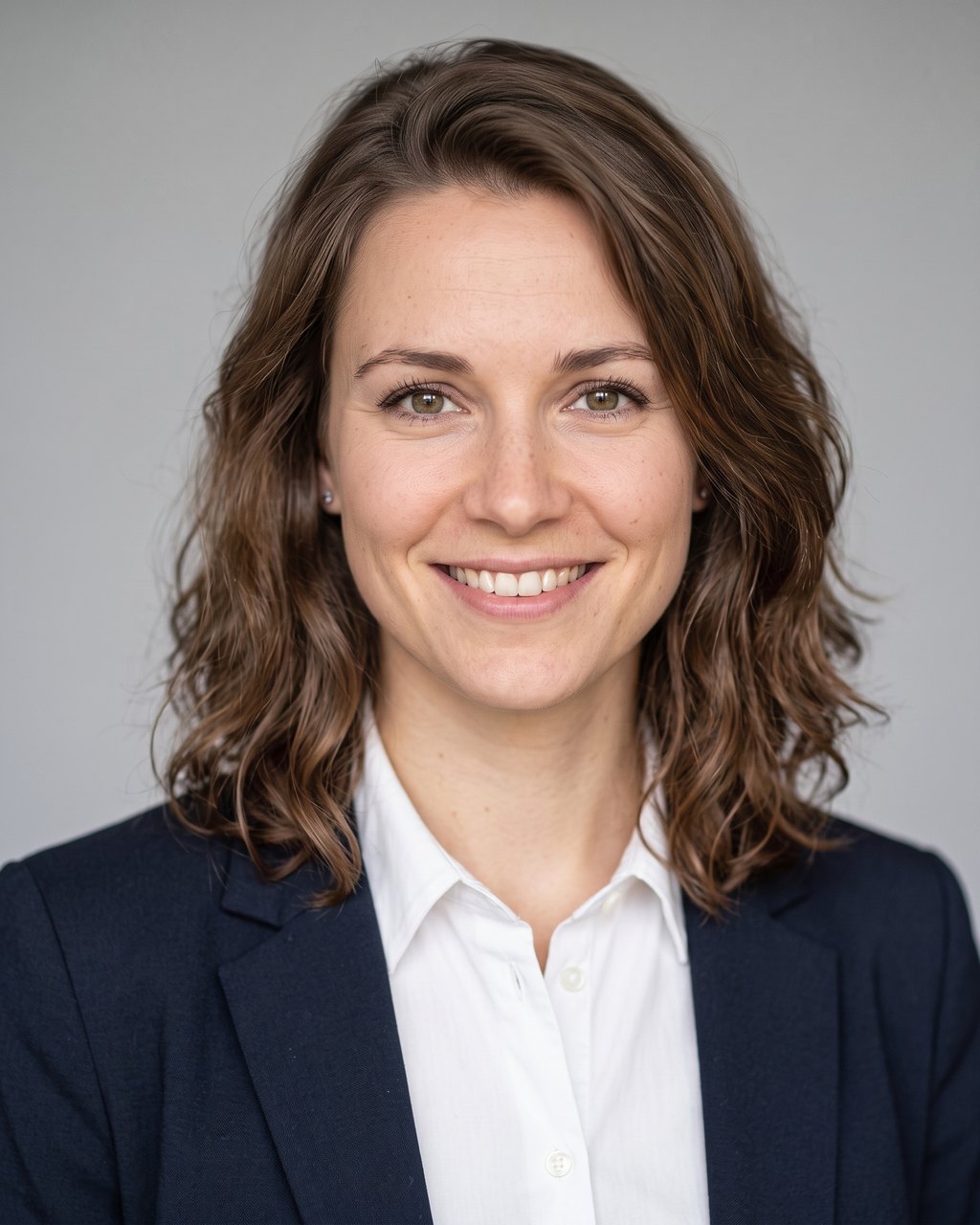 Klassisches Bewerbungsfoto einer Frau im weißen Hemd