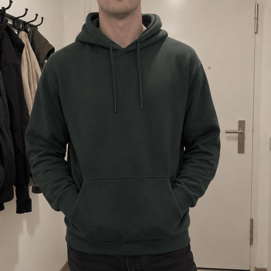 Negativbeispiel: quadratischer Zuschnitt aus einem Hochformat-Foto, der Kopf des Mannes im grünen Hoodie ist abgeschnitten, zu sehen sind nur Kinn und Pullover